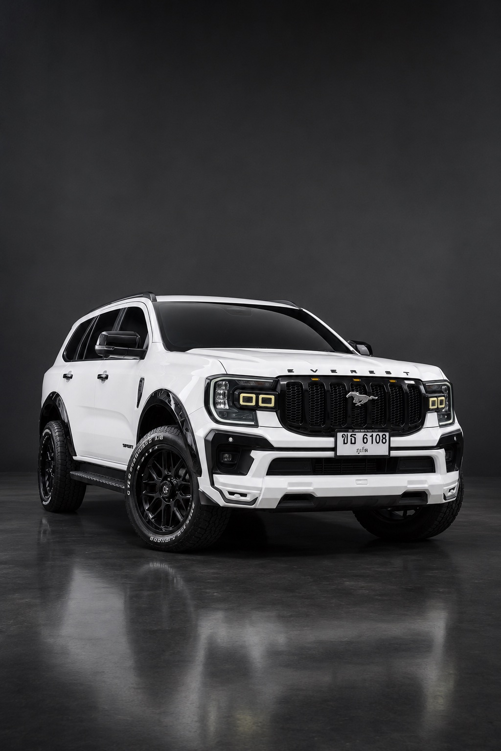 White Ford Everest in a front three-quarter view